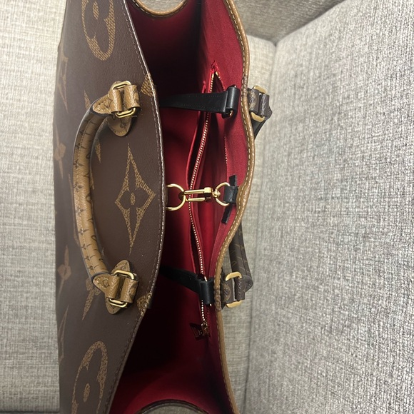 LV On The Go Large in excellent condition. Barely worn. - Picture 14 of 16